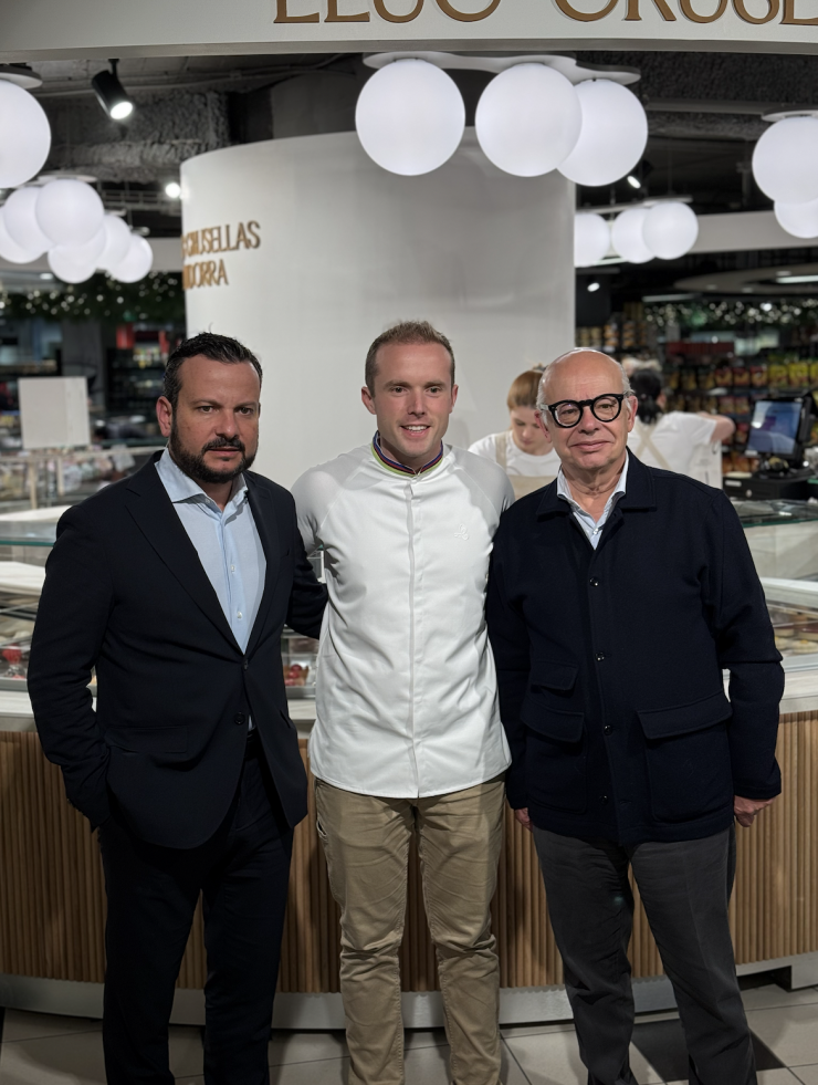 (d'esquerra a dreta) Director d'operacions de Grup Pyrénées, Octavi Barneda, el pastisser Lluc Cruselles i el president de Grup Pyrénées, Patrick Pérez